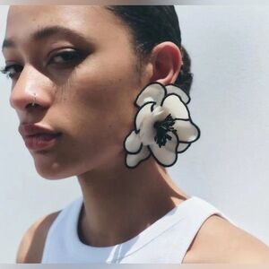 White Light Flower Oversized Earrings Jewelry New ✨✨ with beautiful gift box 🎁